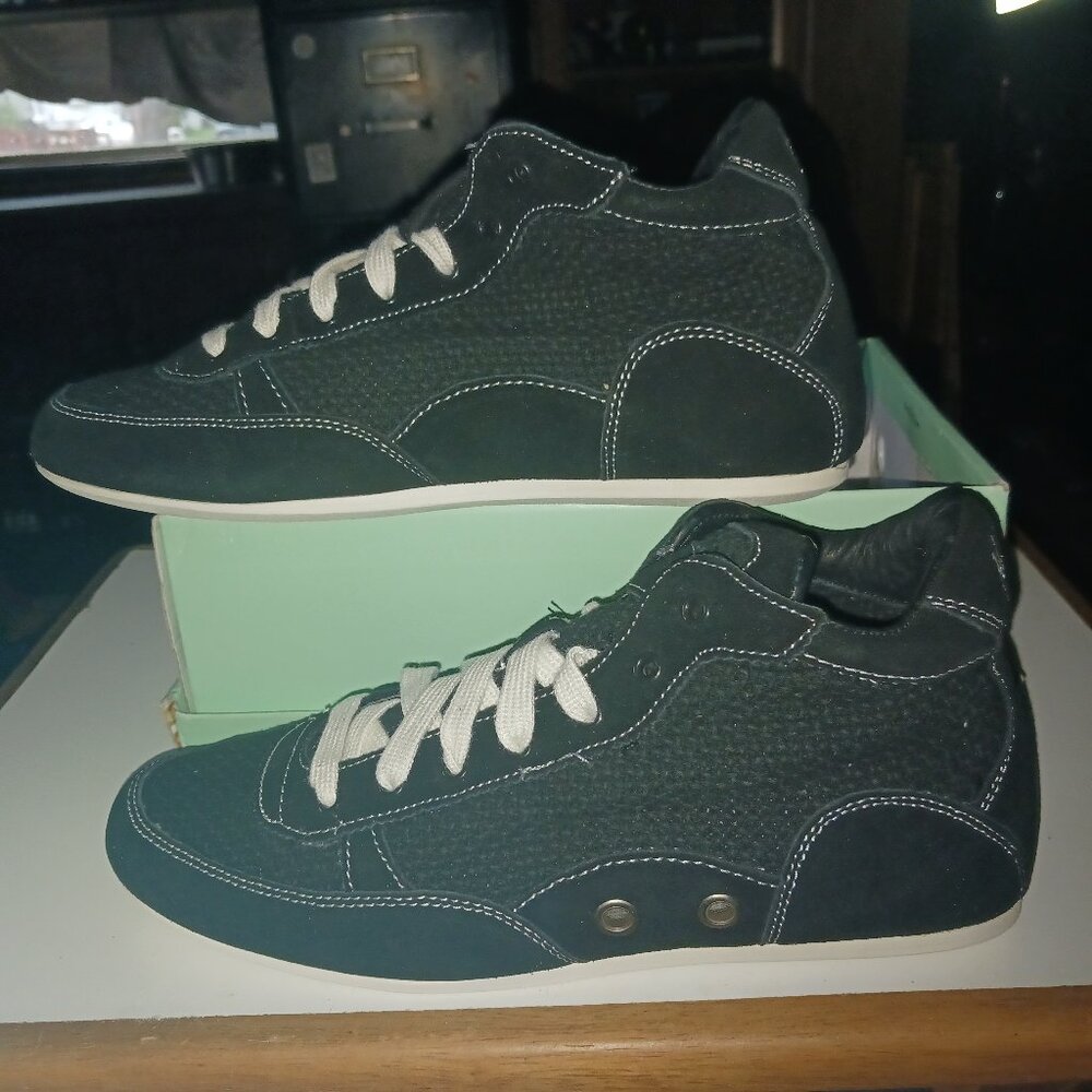 Tennis shoes